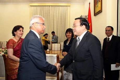 Le vice-Premier ministre Hoang Trung Hai et le vice-ministre indien du Commerce et de l'Industrie, Rajeev Kher. Source: baodientu.chinhphu.vn